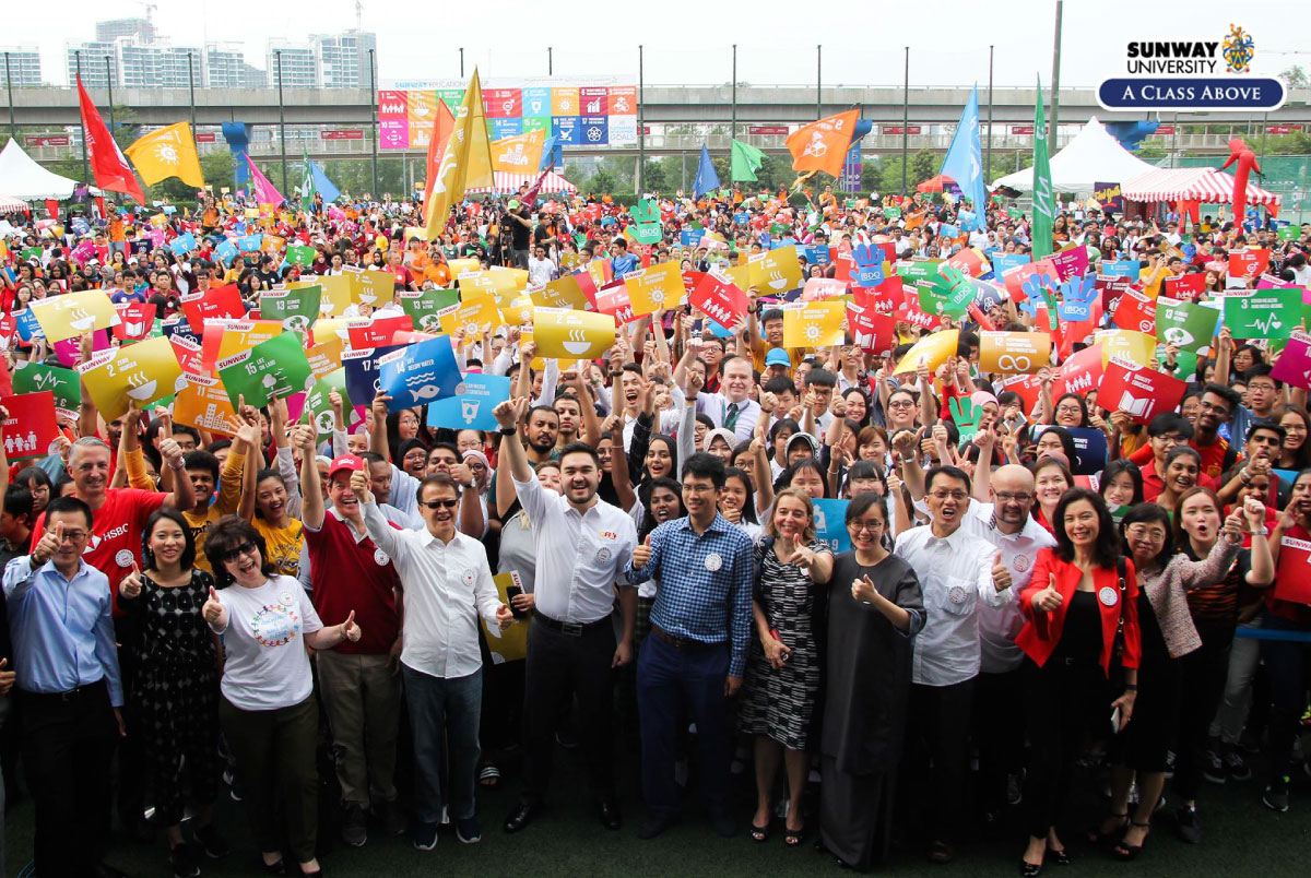 Elizabeth (third from the left) with Tan Sri Dr Jeffrey Cheah - Founder and Chairman, Sunway Group and Tengku Amir Shah (fifth and sixth from the left) along with dignitaries lead over 8000 people to celebrate the Join Hands and Make The Pledge - an annual UN SDG event held at Sunway University