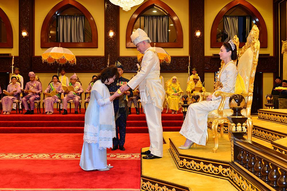 Elizabeth receiving her State title award from Sultan Nazrin Shah, the Sultan of Perak